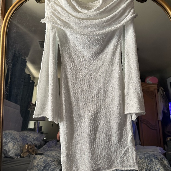 Elegant Off-Shoulder White Dress - Picture 3 of 6